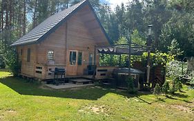 Domek z balią w lesie na Mazurach